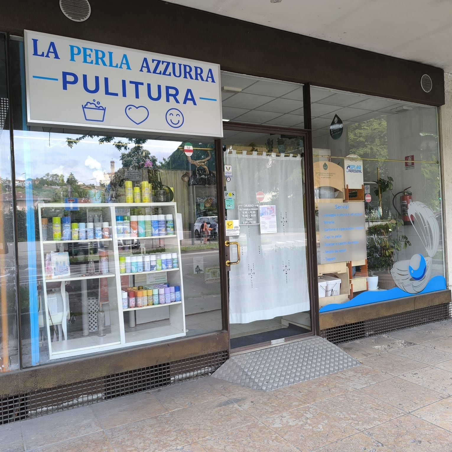 vetrina lavanderia artigianale arzignano la perla azzurra